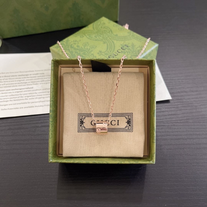 G*u*i necklaces